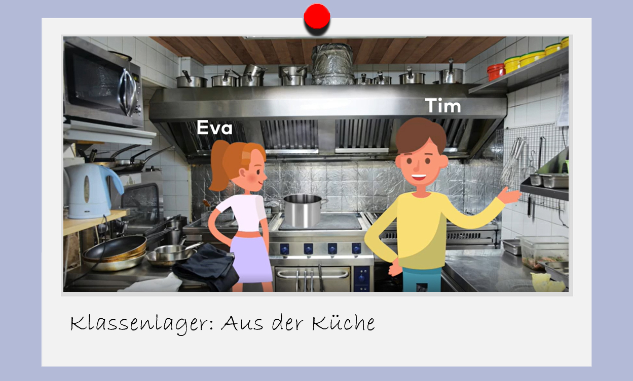Das von Lehrer Rolf gemachte Foto von der Schülerin Eva und dem Schüler Tim in der Klassenlagerküche. Eva steht am Herd und ist auf eine Pfanne fokussiert. Die Kamera bemerkt sie nicht. Tim schaut und winkt direkt in die Kamera.